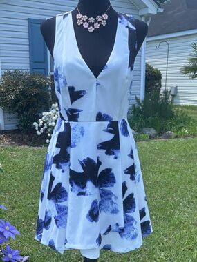 Lulu's White and Navy Floral V-Neck Sleeveless Skater Dress